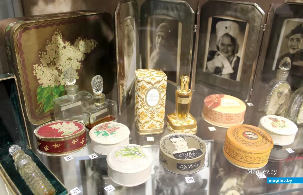 Выставка «От кринолина до mini-юбки. От турнюра до sport-шика. От корсета до oversize». Могилевский областной краеведческий музей. Апрель 2023 года.