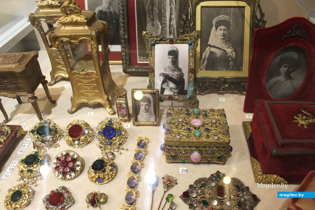 Выставка «От кринолина до mini-юбки. От турнюра до sport-шика. От корсета до oversize». Могилевский областной краеведческий музей. Апрель 2023 года.