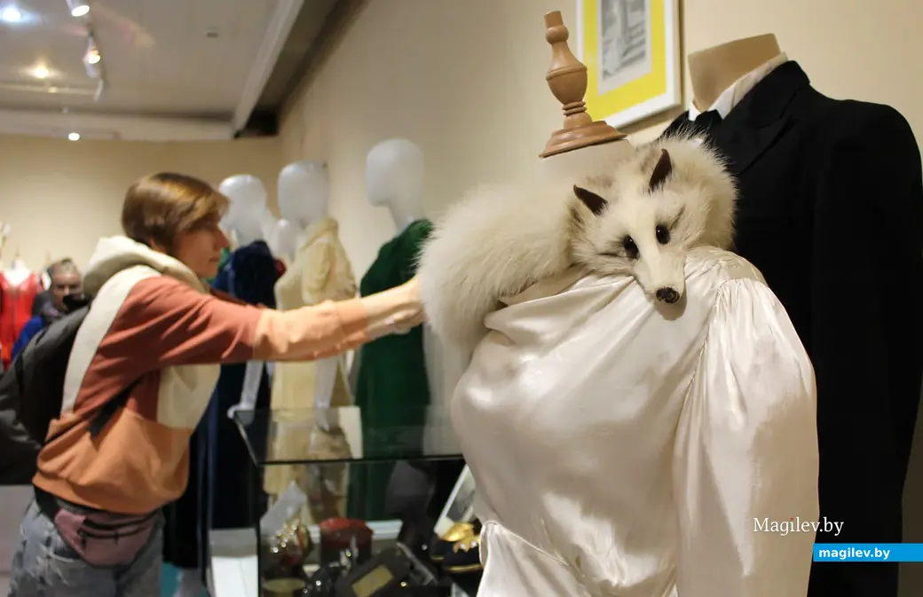 Выставка «От кринолина до mini-юбки. От турнюра до sport-шика. От корсета до oversize». Могилевский областной краеведческий музей. Апрель 2023 года.