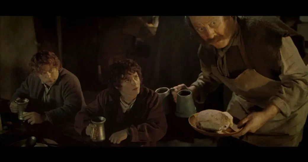 Кадр из фильма «Властелин колец. Братство Кольца». Хоббиты в трактире Гарцующий пони.