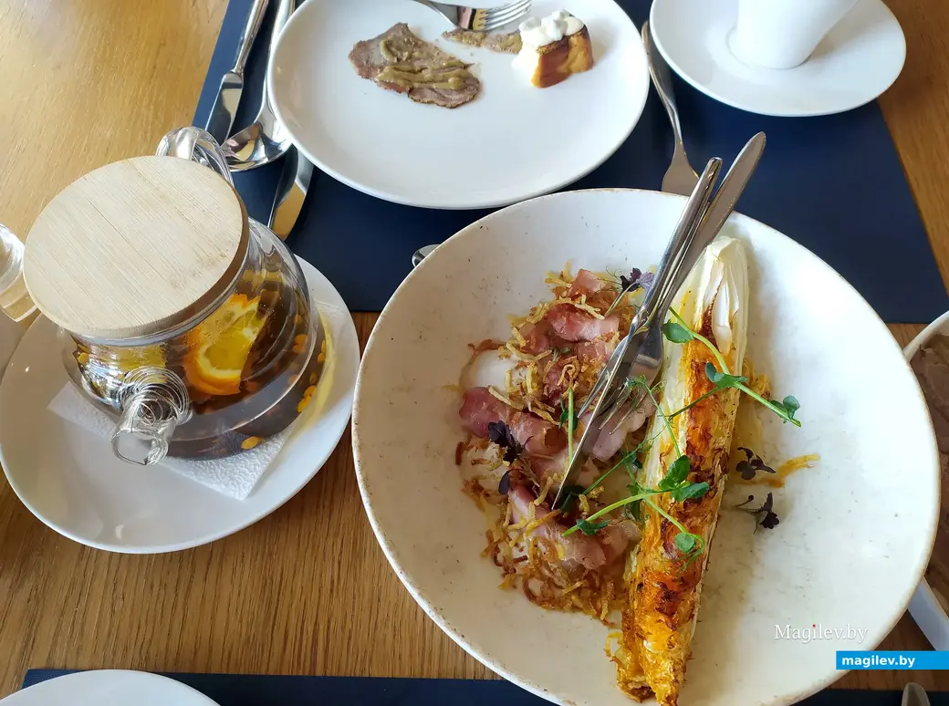 «Гастрофест: книги», сет на тему книги «Властелин колец» в гастробаре «Цоколь» (Могилев). Салат жареный на огне с муссом бекон-виски и заправкой на кленовом сиропе.