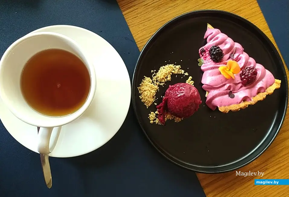 «Гастрофест: книги», сет на тему книги «Властелин колец» в гастробаре «Цоколь». Ежевичный пирог из трактира «Гарцующий пони» и ягодный сорбет.