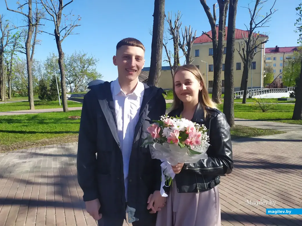 ЗАГС, Могилев. 29.04.2023. Теперь он будет поддерживать ее всю жизнь.