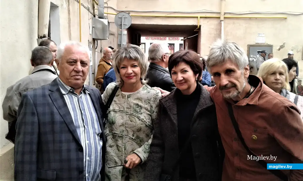 В прошлом жители дома №8 по улице Космонавтов на тусовке «Не забывайте своих старых друзей!». Слева – Марик Музыкантов. Могилев, 2018 год.