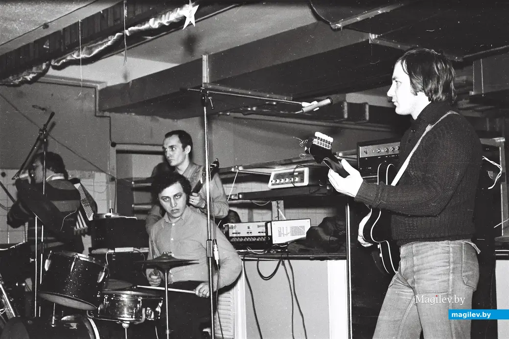 Марик Музыкантов (за барабанами) собран и сосредоточен. Могилев, 1970-е годы.