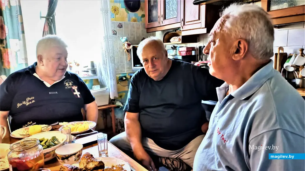 Марат Музыкантов (справа), Виктор Устинович (в центре) в гостях у Шабалина. Могилев, 2020 год.