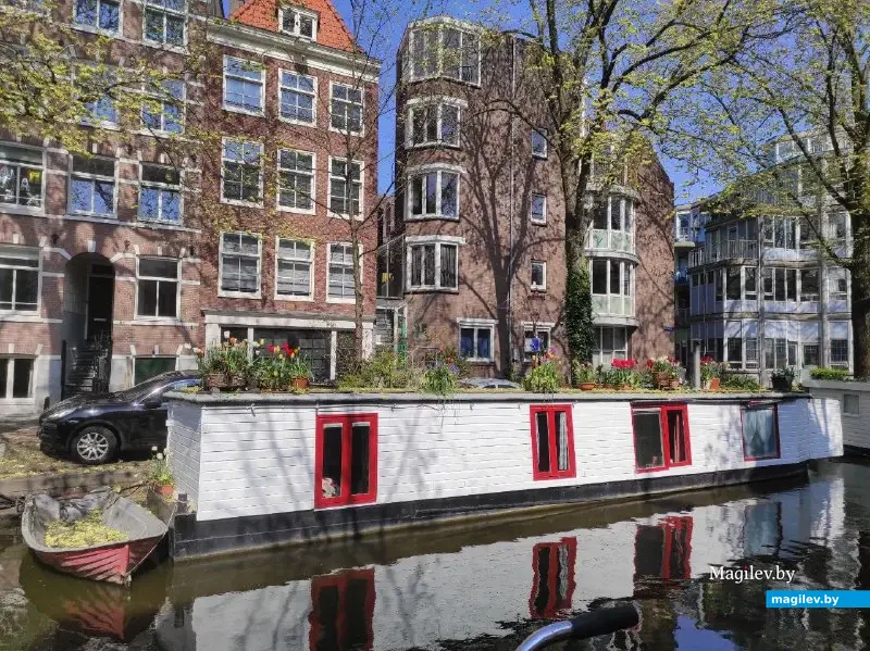 У некоторых домов-лодок в Амстердаме есть небольшие огороды и мини-садики.