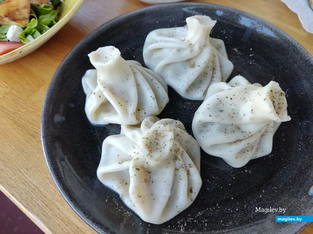 Хинкали с говядиной могли бы стать украшением сета, если бы не остыли. Могилев, «BBQ CAFE». 29.04.2023 г.