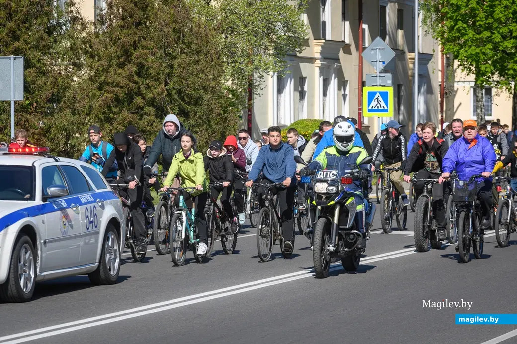 01.05.2023. Соседи по двору на улице Чонгарской ждут начала массового велопробега, посвященного Году мира и созидания