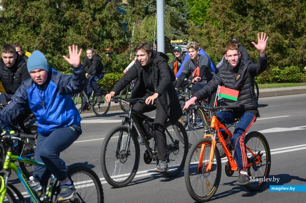 01.05.2023. Соседи по двору на улице Чонгарской ждут начала массового велопробега, посвященного Году мира и созидания