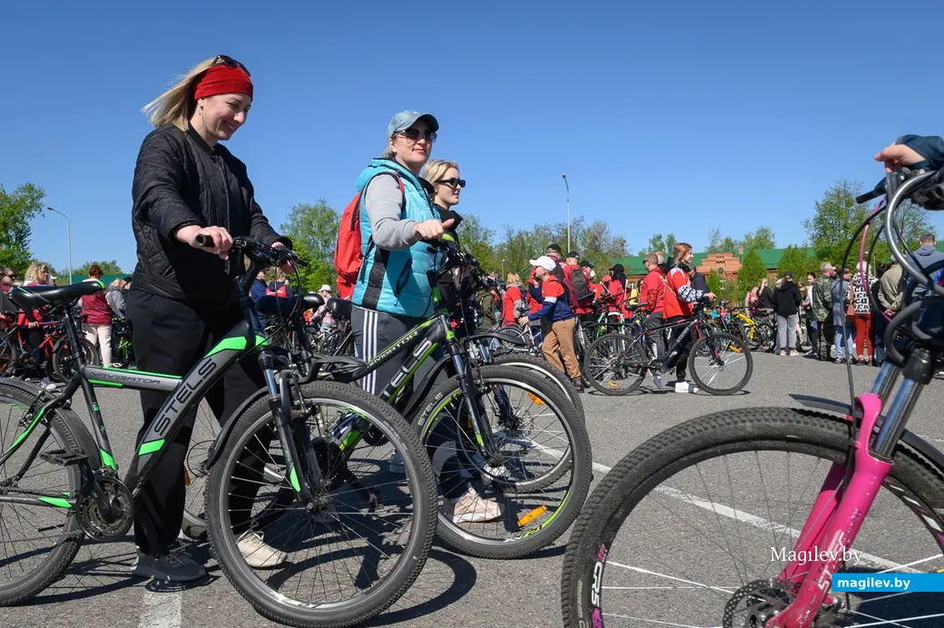 01.05.2023. Соседи по двору на улице Чонгарской ждут начала массового велопробега, посвященного Году мира и созидания