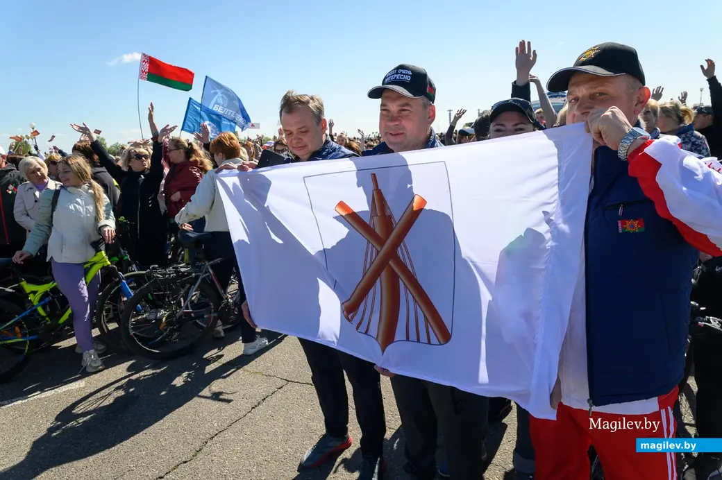 01.05.2023. Соседи по двору на улице Чонгарской ждут начала массового велопробега, посвященного Году мира и созидания
