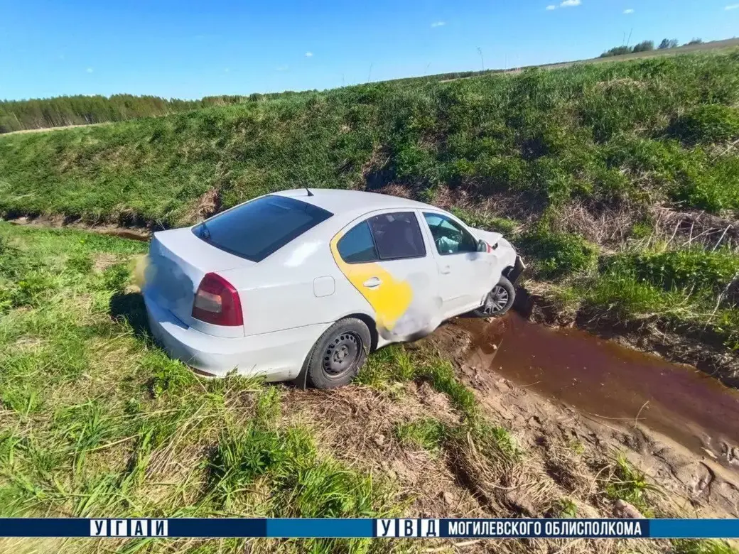 1-й км автодороги «Лукоть-Жаковка». Skoda в кювете. Фото: ТГ-канали «Милиция Могилевщины».
