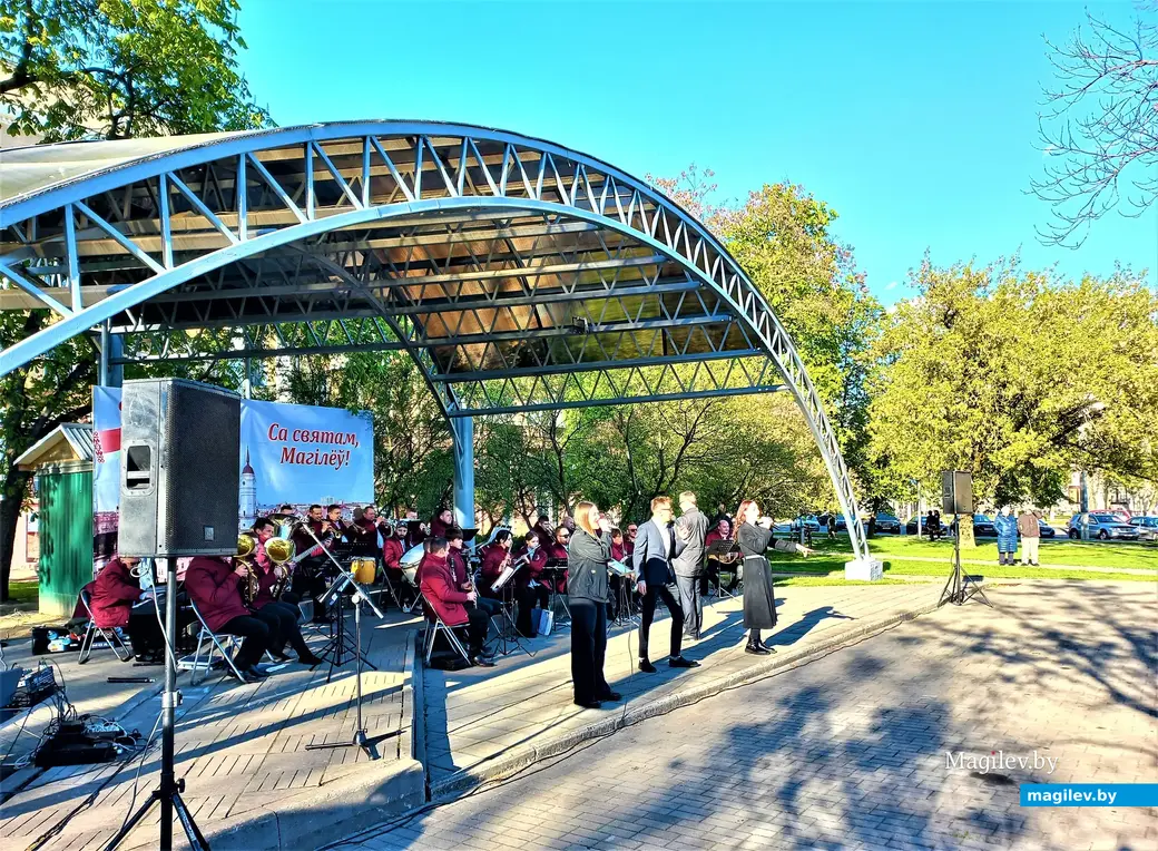 Танцевальный вечер в скверике 40-летия Победы. Могилев, 01.05.2023 г.