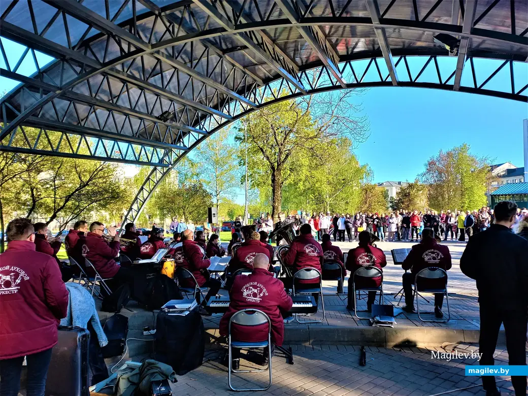 Танцевальный вечер в скверике 40-летия Победы. Могилев, 01.05.2023 г.