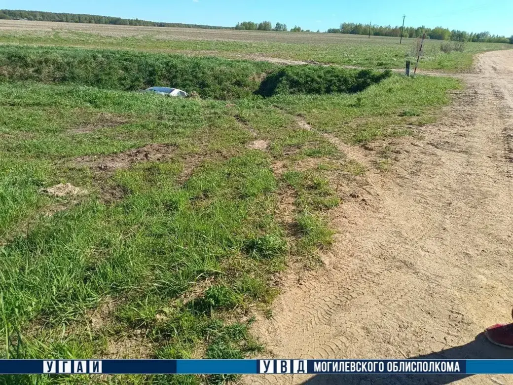 1-й км автодороги «Лукоть-Жаковка». Skoda в кювете. Фото: ТГ-канали «Милиция Могилевщины».