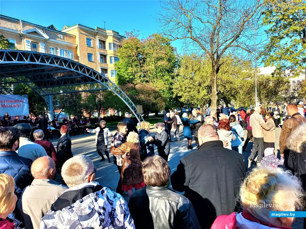 Танцевальный вечер в скверике 40-летия Победы. Могилев, 01.05.2023 г.