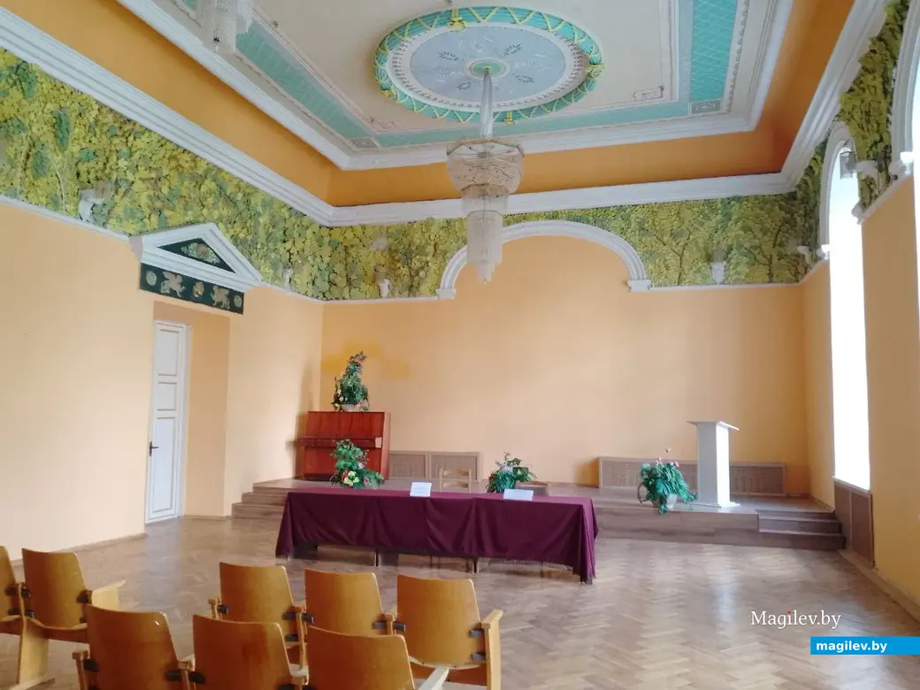 Этот лепной фриз украшает усадьбу более века. Дашковка, Могилевский район, 28.04.2023 г.