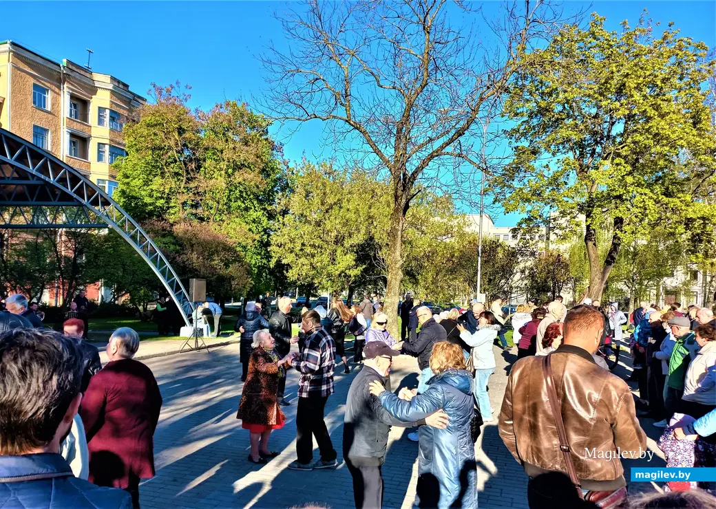 Танцевальный вечер в скверике 40-летия Победы. Могилев, 01.05.2023 г.
