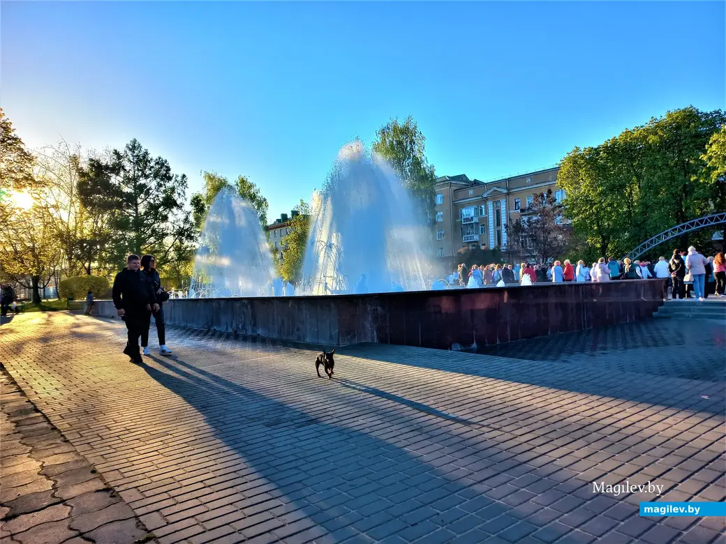 Танцевальный вечер в скверике 40-летия Победы. Могилев, 01.05.2023 г.