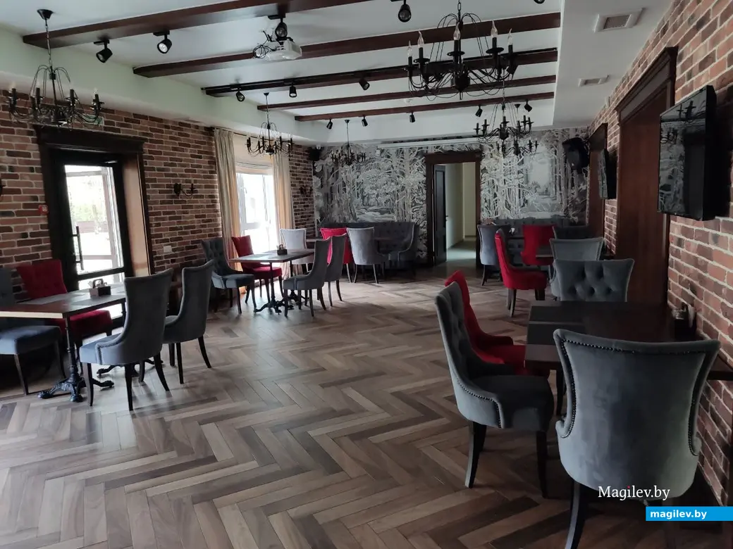 Ресторан базы отдыха «Кедровый бор». Здесь путешественников непременно накормят, но ждать долго. Могилевский район, 28.04.2023 г.