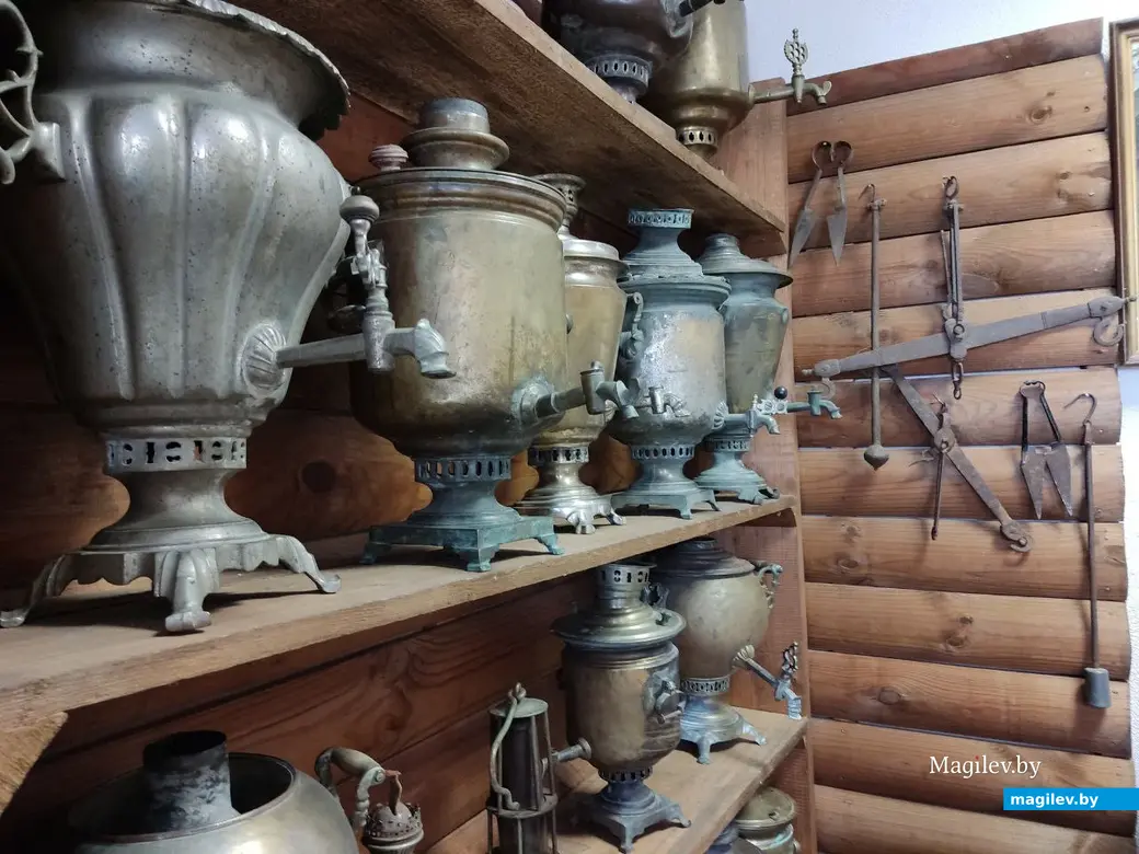 В школьном музее есть чему поудивляться и что посмотреть. Я вот в самовары влюбилась...Дашково, Могилевский район, 28.04.2023 г.