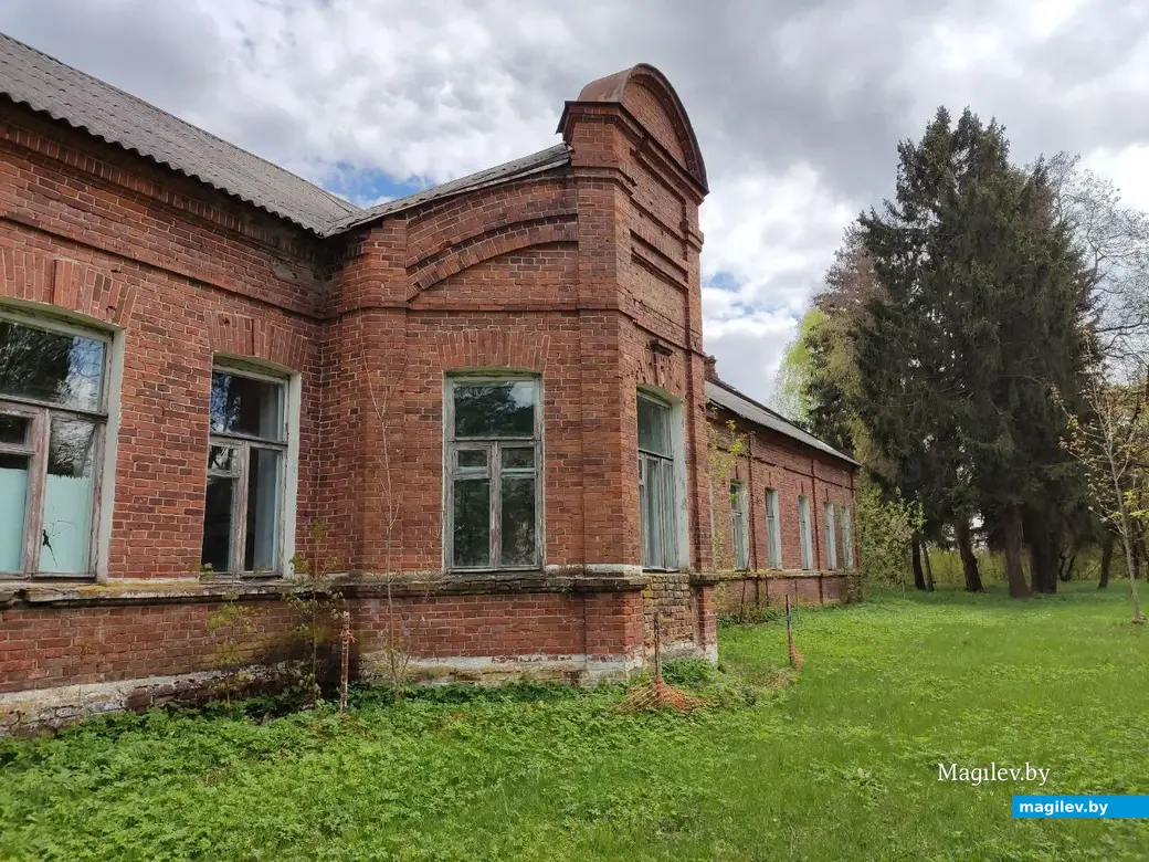 Здание больницы, построенной Жуковскими в начале прошлого века. Дашковка, Могилевский район, 28.04.2023 г.
