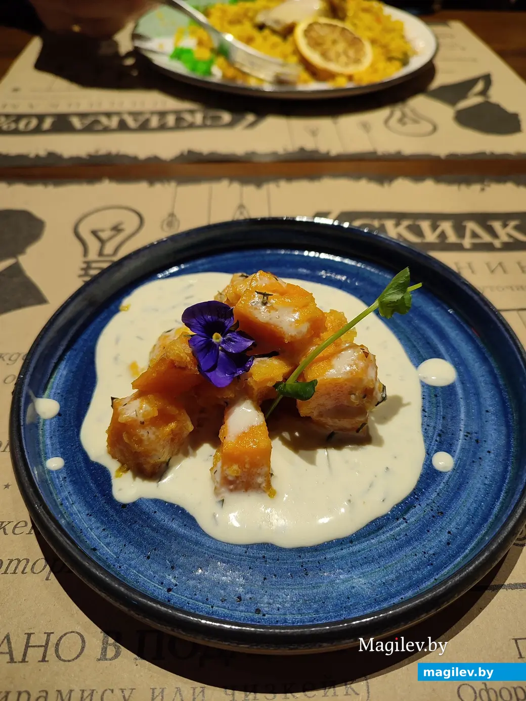 По вкусу сырный соус был больше похож на низкопроцентную сметану.