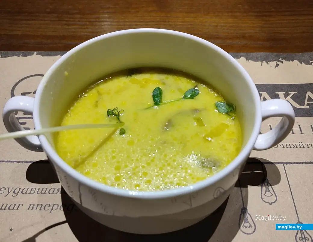 Кулинар из книги Сафарли в свой сырный суп добавлял около 200 граммов тертого сыра на 800 миллилитров молока. В этом супе вкуса сыра мы не почувствовали.