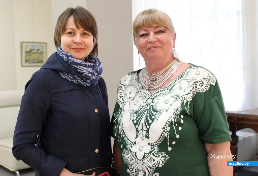 Выставочный проект «Сюита Подниколья» Валерия Юркова. Могилев. Выставочный зал. 3 мая 2023 года. Справа – Вера Юркова.