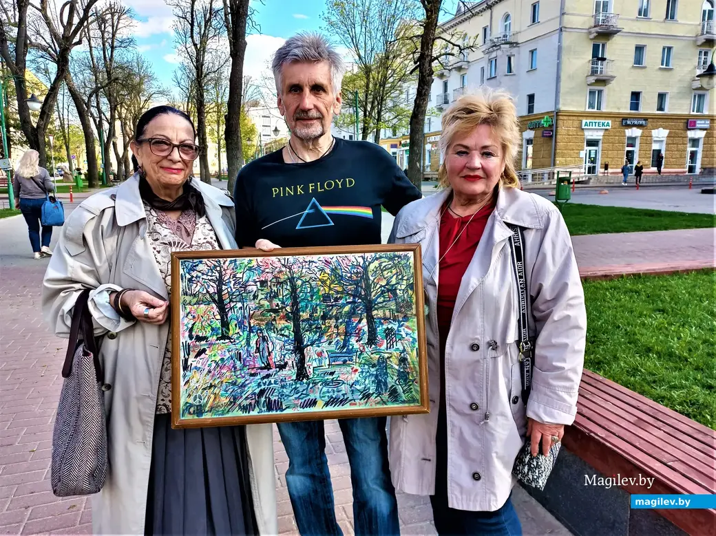 Упрашивать Дину Азарх (слева) и Валентину Краверскую принять участие в коллективном творчестве мне долго не пришлось. Могилев, апрель 2023 года.