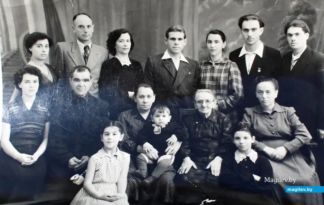 Большая семья Леи Израилевны Беляцкой (она сидит в очках) с семьями дочерей. 50-е годы 20 века. Могилев. Фото из семейного архива Ларисы Иосифовны Кузьник.
