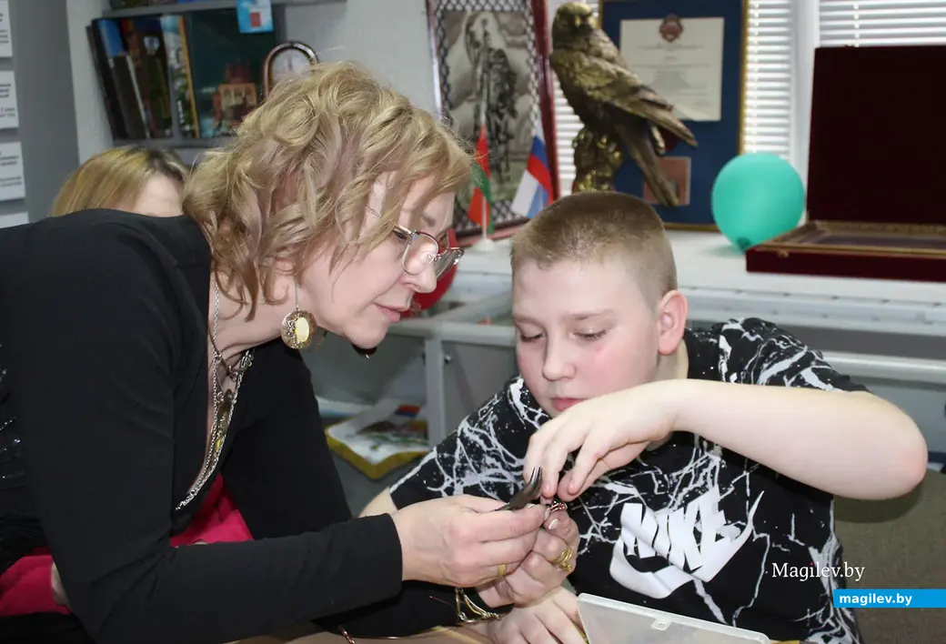 Светлана Пунинская проводит мастер-класс для могилевских школьников в библиотеки имени Карла Маркса Могилева. Апрель 2023 года.