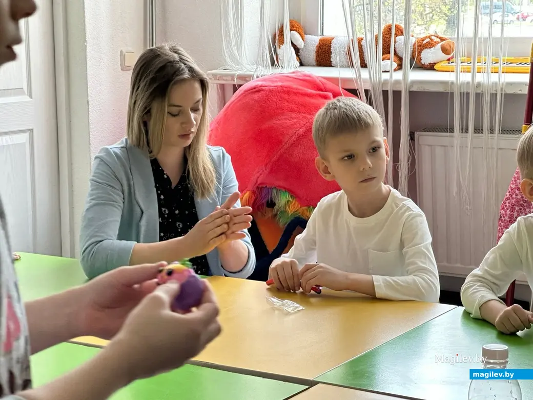 Педагог Анна Михайловна охотно помогала самым маленьким участникам мастер-класса. Могилев, «Ай, да Я!», апрель 2023 года.