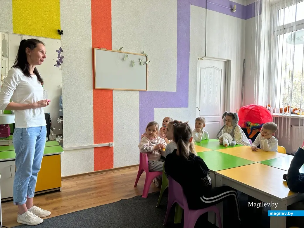 Дети внимательно слушают рассказ о том, как появилась сладкая вата. Могилев, «Ай, да Я!», апрель 2023 года.