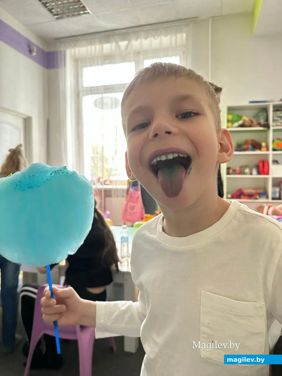 Голубая вата, по мнению «экспертов», оказалась самой вкусной. Могилев, «Ай, да Я!», апрель 2023 года.