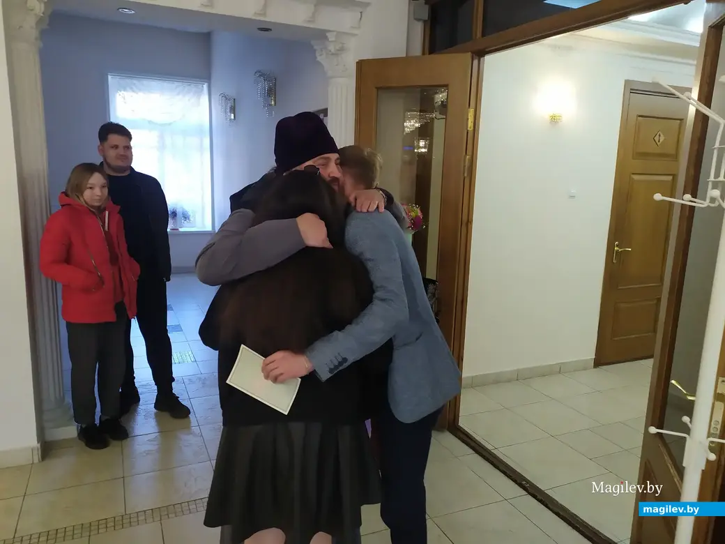 ЗАГС, Могилев. 06.05.2023. Отец крепко обнял молодоженов сразу после росписи.