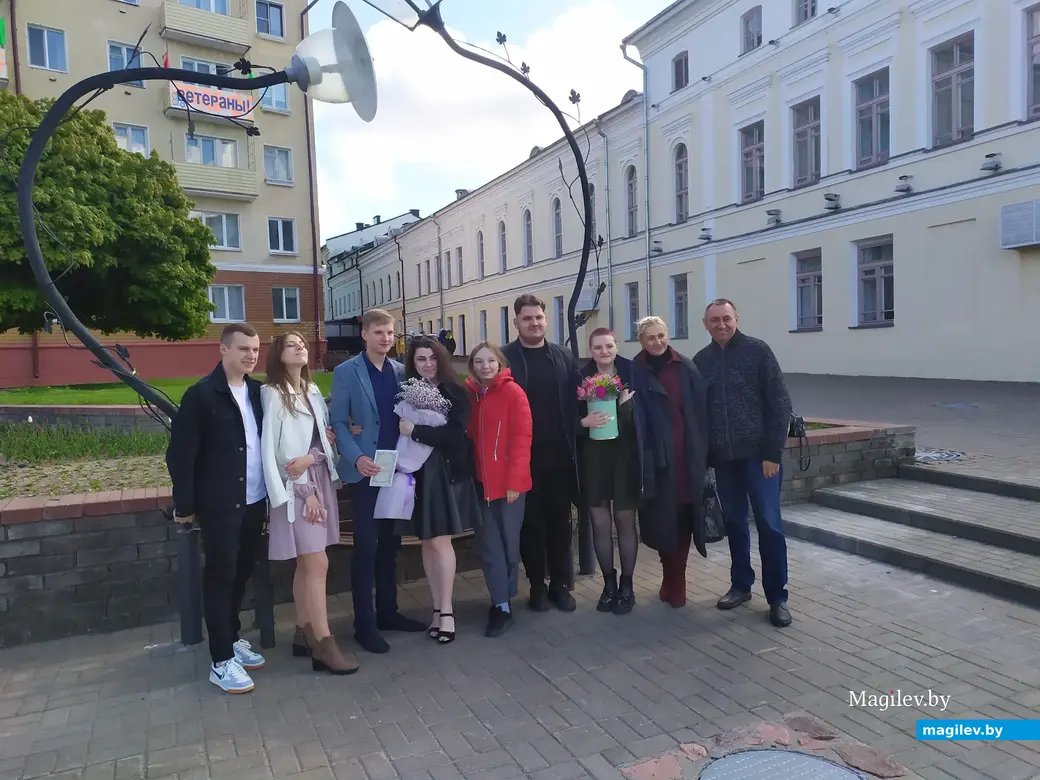 ЗАГС, Могилев. 06.05.2023. Фото с родными и близкими возле ЗАГСа.