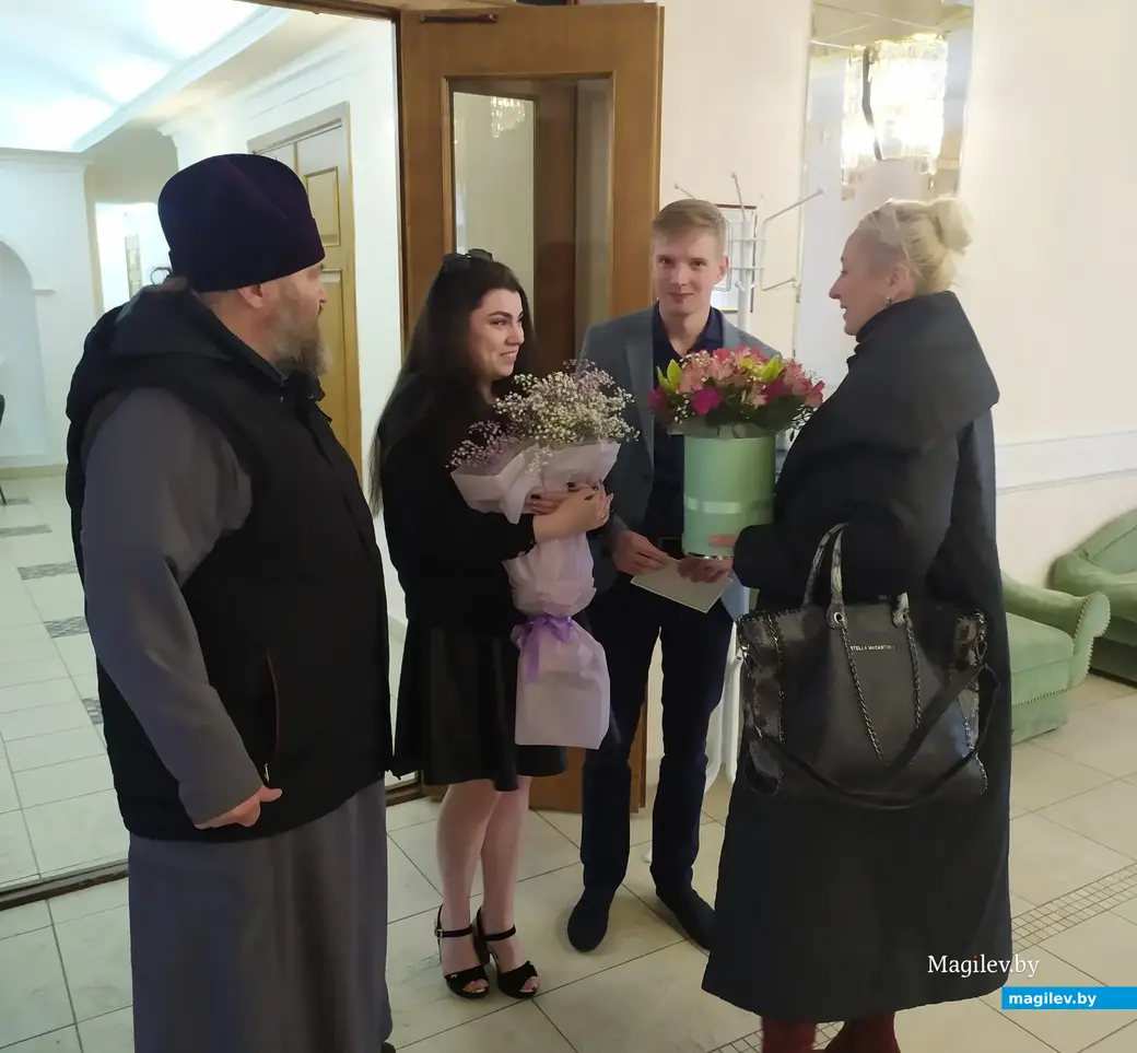 ЗАГС, Могилев. 06.05.2023. Поддержать молодых пришли друзья и родные.