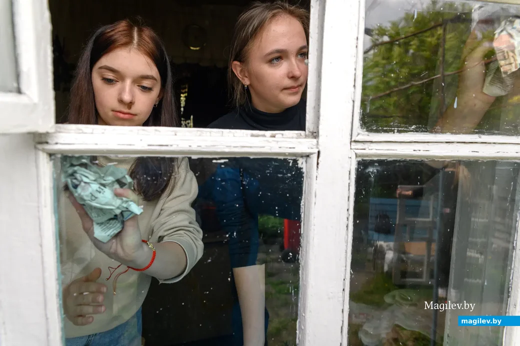 04.05.2023. Бобруйск. Учащиеся Бобруйскго торгово-экономического колледжа помогают по хозяйству