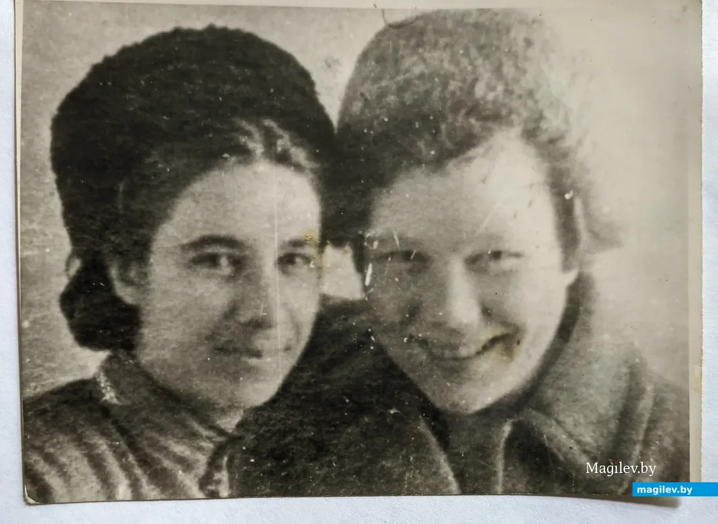 Екатерина (справа) Богдан (Увенкова) с подругой Екатериной Комаровой в годы войны.