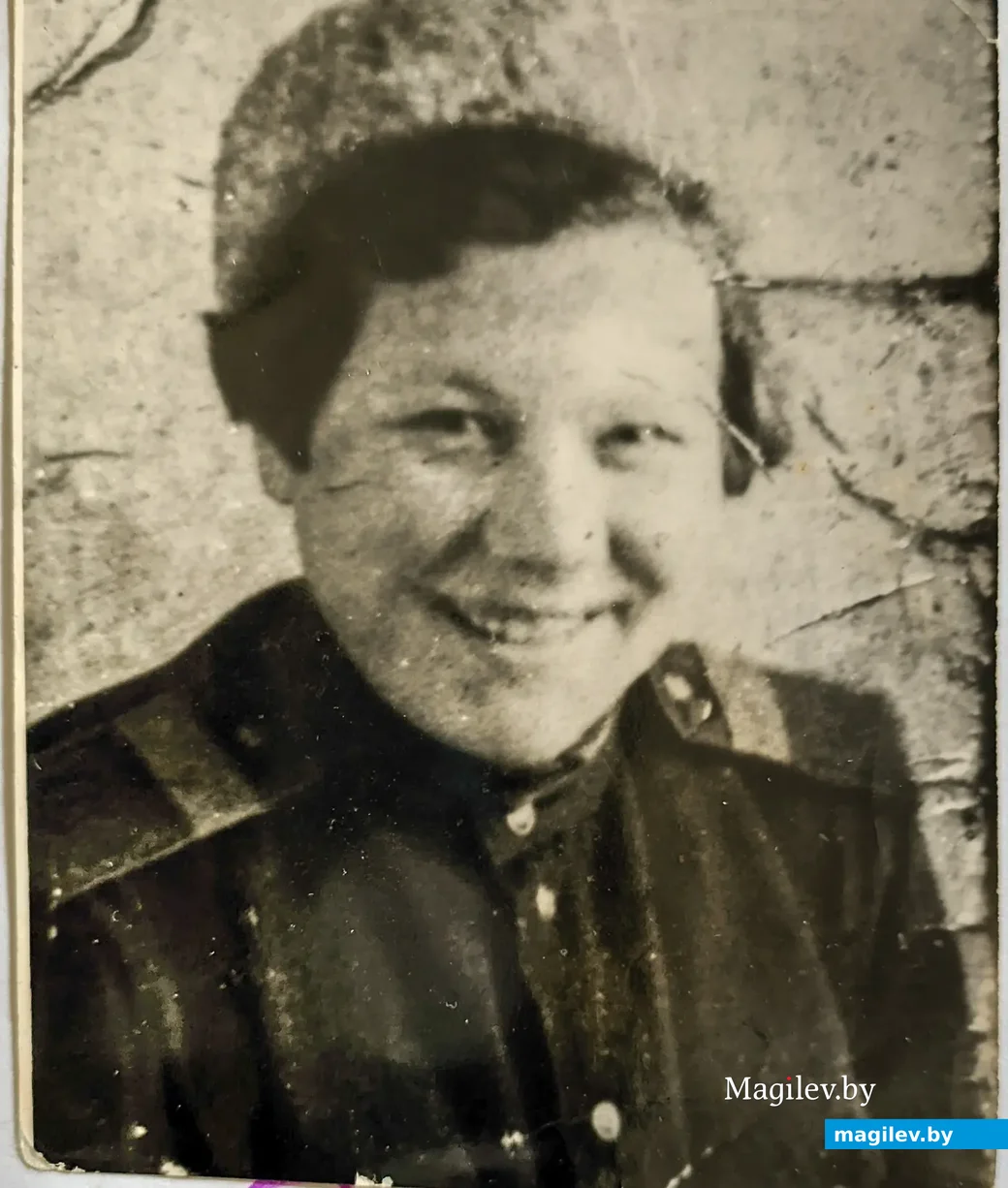 А такой была Катя в 1943-м, во время работы в госпитале в Рославле. Фото из семейного альбома .