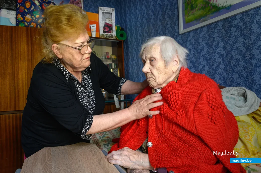 04.05.2023. Бобруйск. Ветеран Великой Отечественной войны Екатерина Дмитриевна Богдан с дочерью
