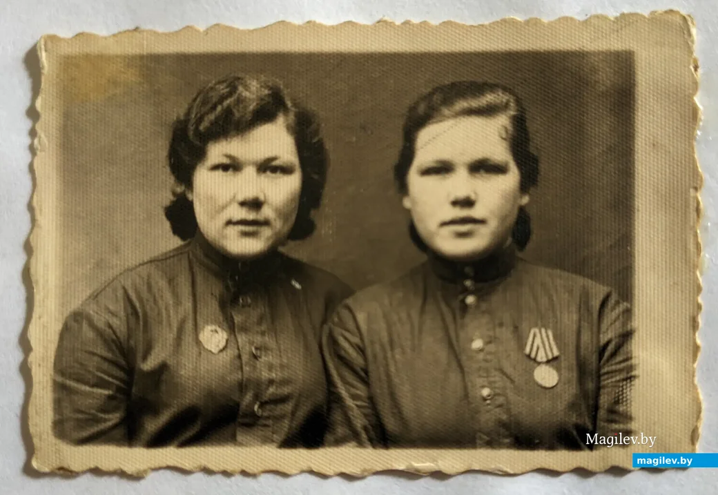 04.05.2023. Бобруйск. Та самая фотография с сестрой Полиной. (Екатерина слева).