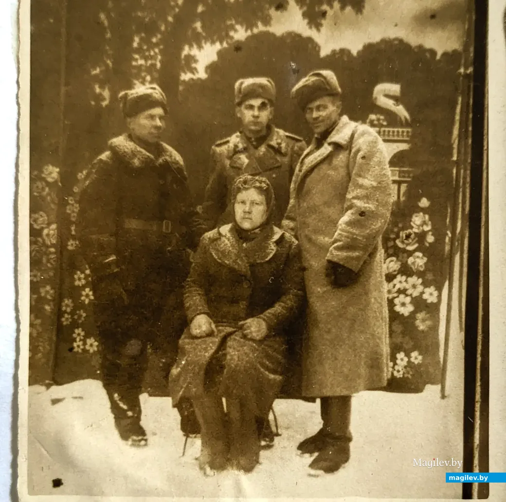 Брест, 1947 год. Петр (справа) и Екатерина после демобилизации едут в Бобруйск.