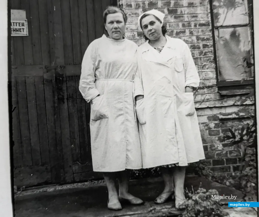 На станции Березина, 1960-ые годы. Екатерина Дмитриевна Богдан (слева) и врач Ирина Кучук.
