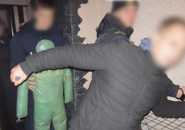 Сын разозлился на мать и всадил ей в голову нож. Подробности жуткой семейной драмы