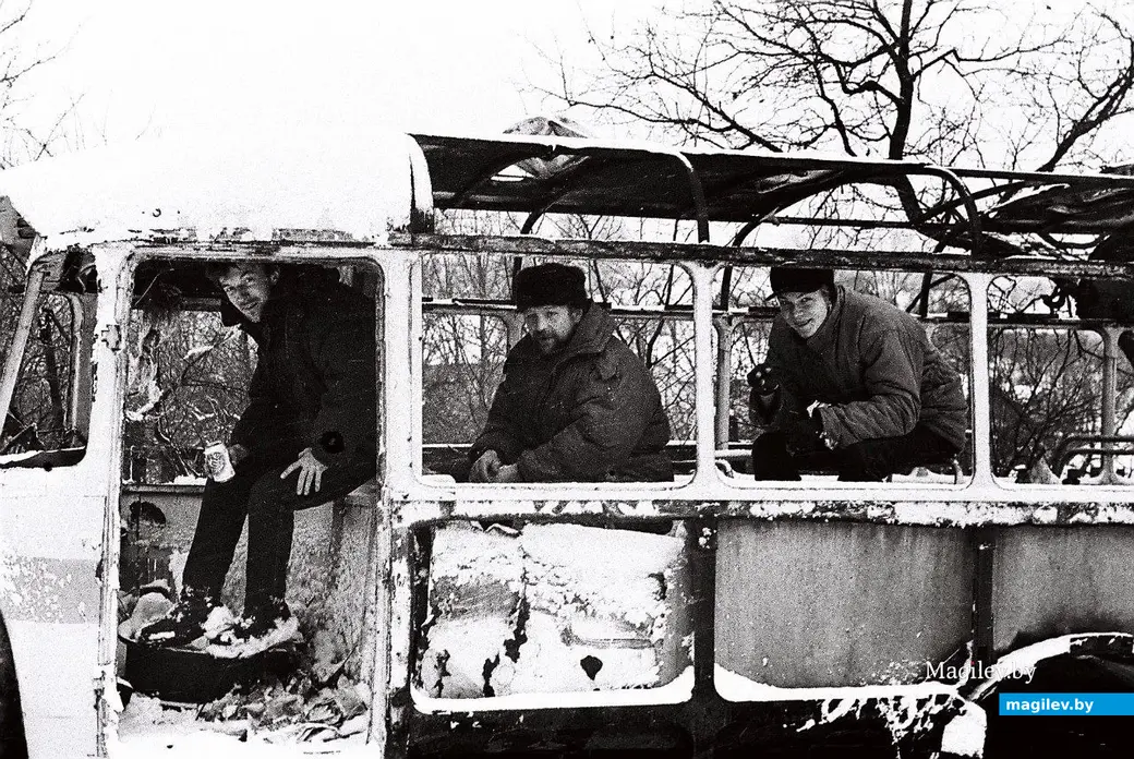 Клайд в роли рулевого малость подрасхристанного автобуса могилевского рок-н-ролла. Могилев, 1990-е годы.