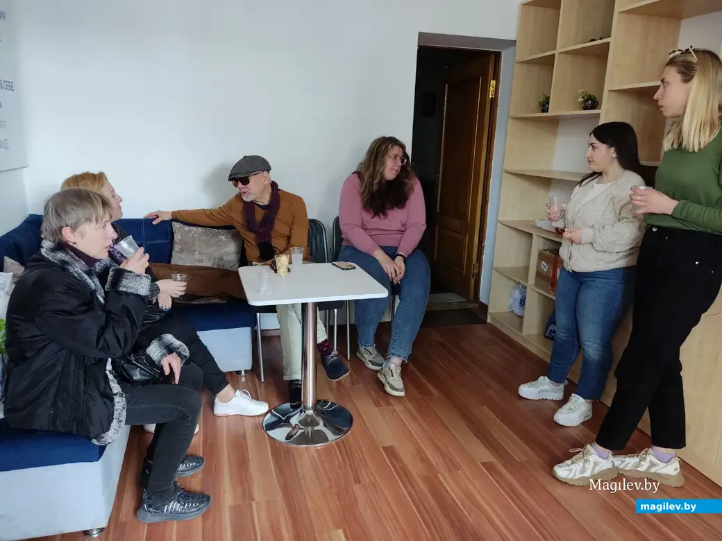 Первый поток посетителей схлынул, Дарья Панчина (в середине) и волонтеры решили немного передохнуть. Фримаркет, Могилев, 9.05.2023 г.