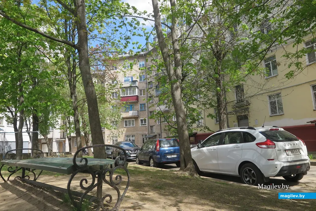 Май 2023 г. Могилев, ул. Пионерская. Машин много и в будни, и в выходные.